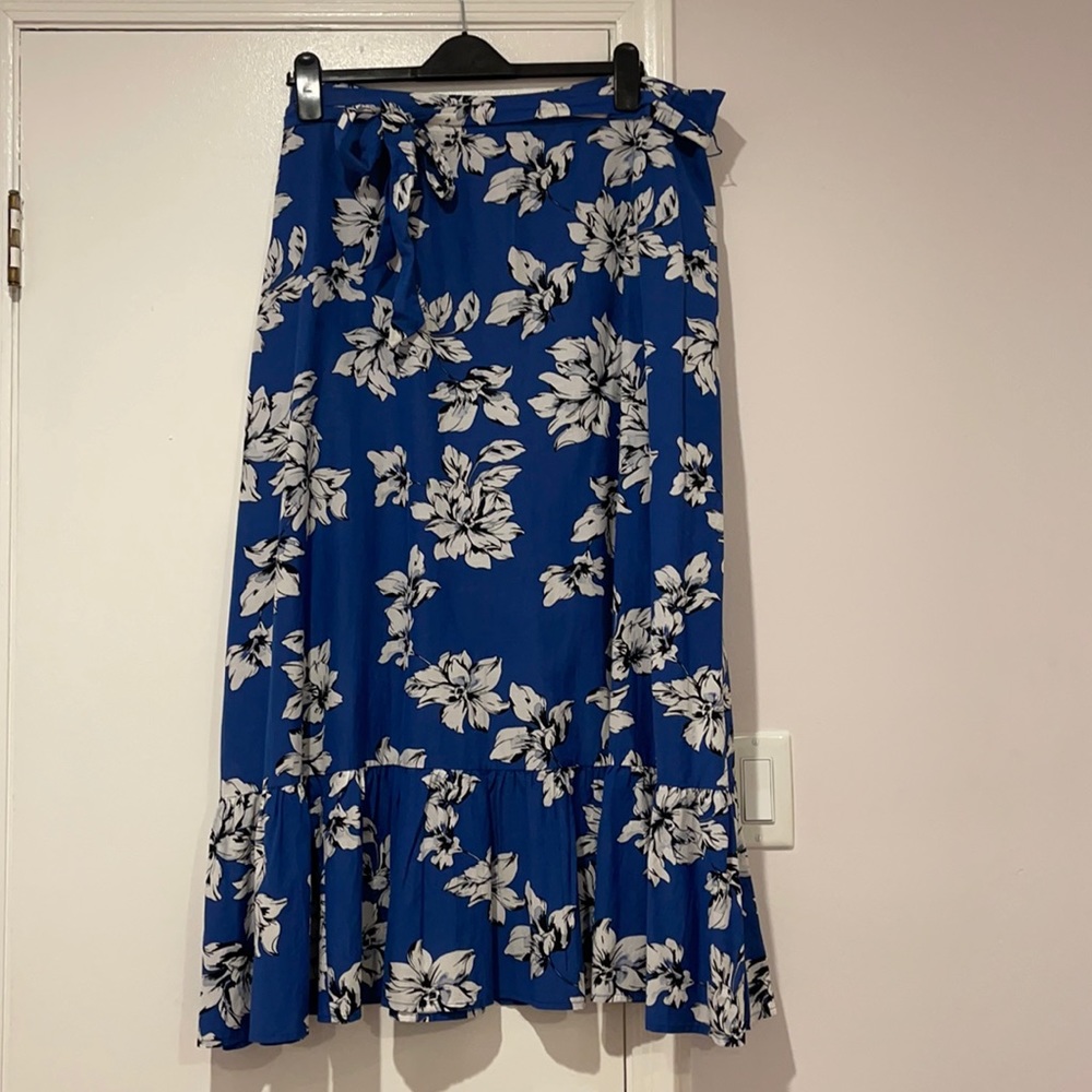 maxi skirt - beautiful floral pattern . worn once !